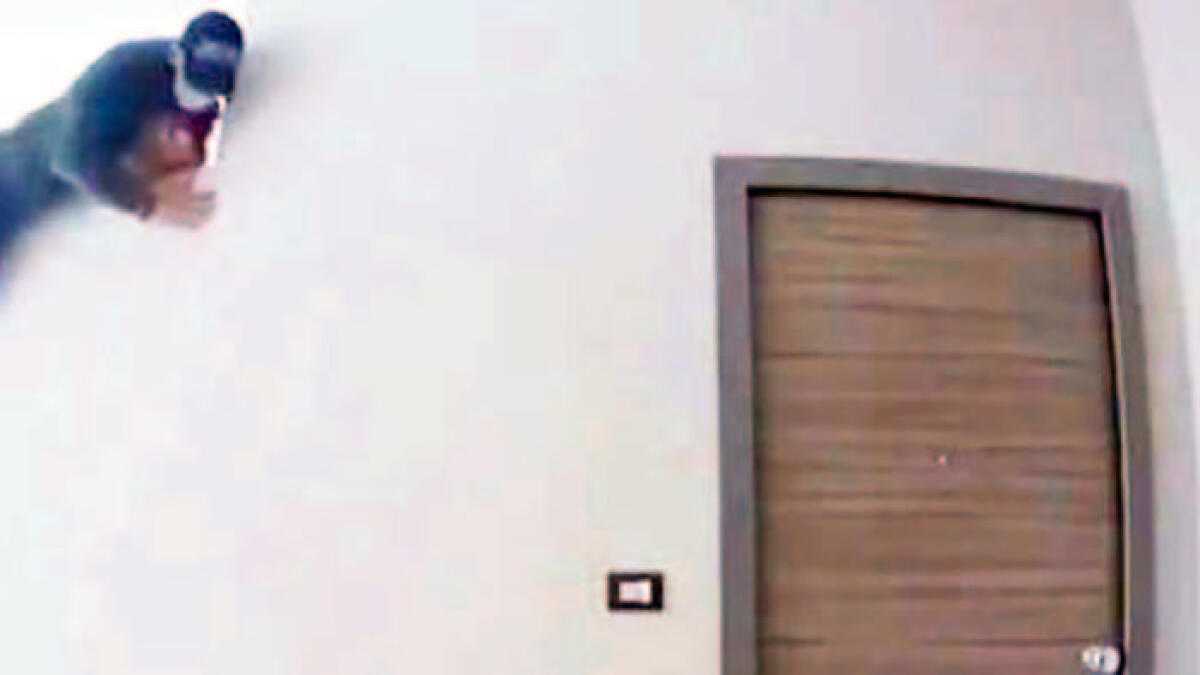 Ladri incappucciati si arrampicano ed entrano dai balconi: l'allarme cresce - 