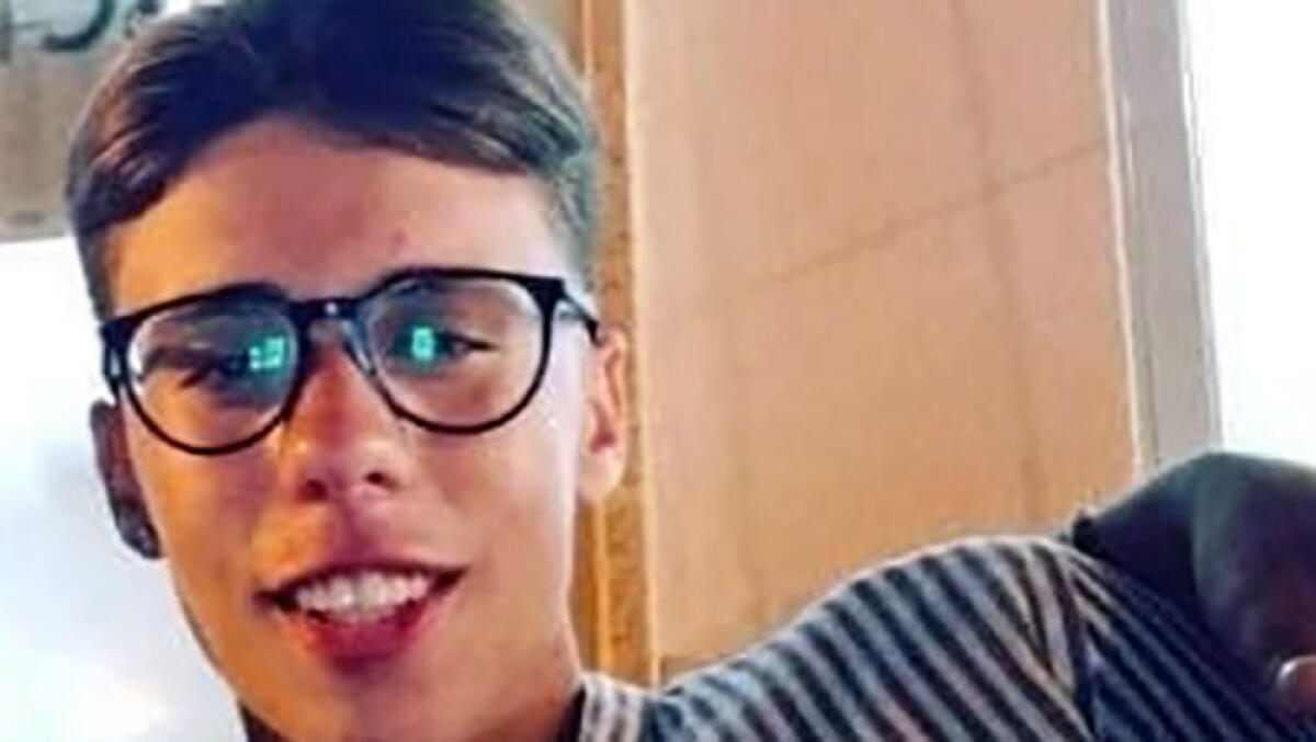 Cade dalla scogliera e muore a 21 anni dopo un mese di agonia - 