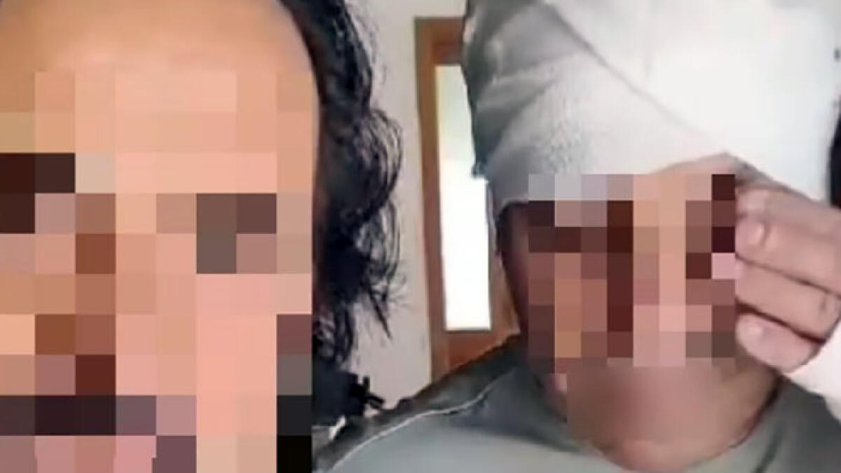 Va in giro e prende le persone a martellate - 