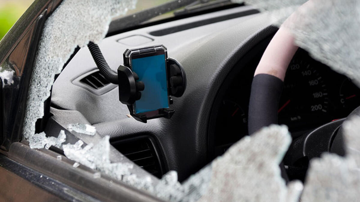 Picchiano un passante e gli rubano l'auto - 