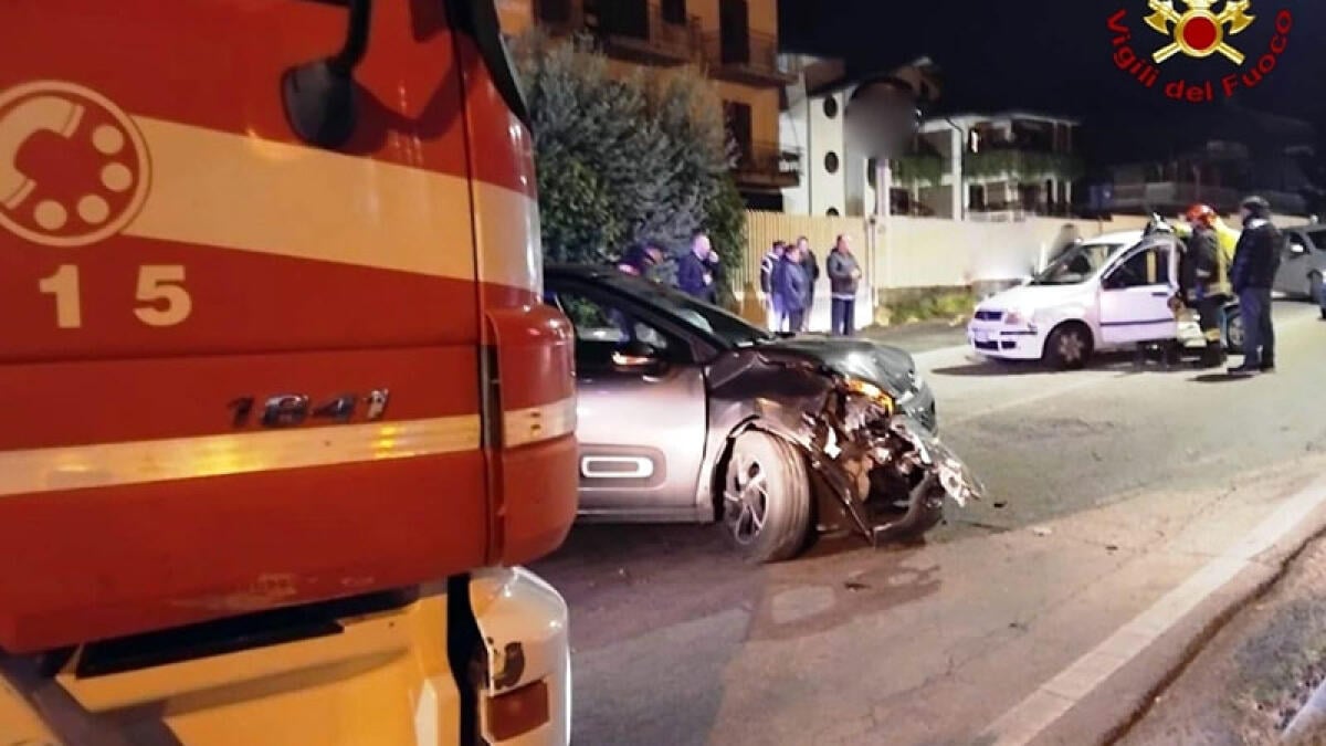 Incidente frontale, donna intrappolata nell'auto - 