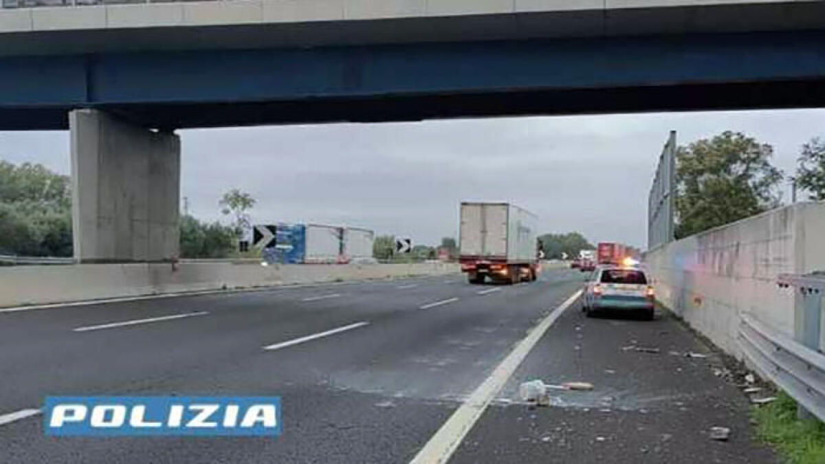 In quattro lanciano sassi dal cavalcavia sull'A1 - 