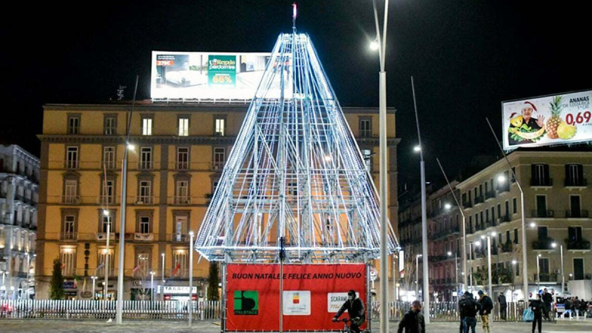 Un albero di Natale da 15 metri a Piazza Garibaldi - 