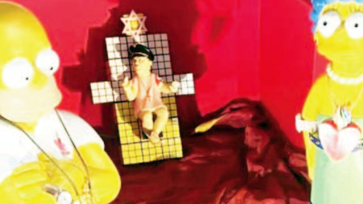 Hitler bambinello del presepe ed i Simpson genitori - 