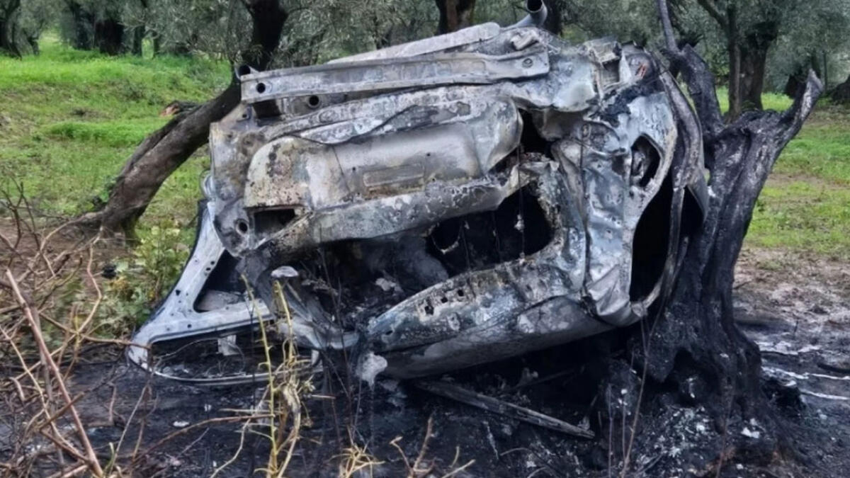 L'auto va a sbattere e prende fuoco: morte all'interno due ragazze di 17 e 18 anni - 