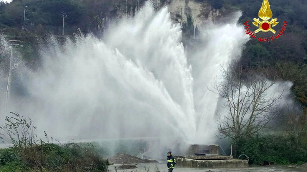 Esplode condotta idrica, l'acqua schizza alta per metri - 