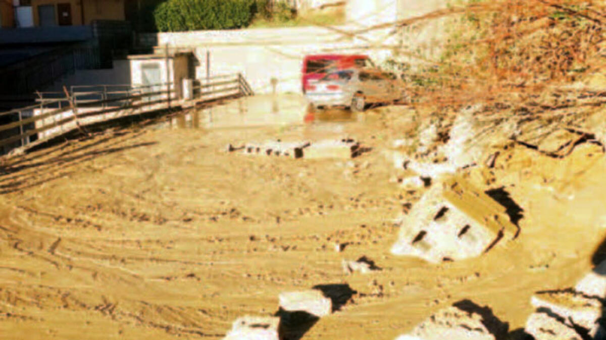 Crolla grosso muro, valanga di fango invade la città - 