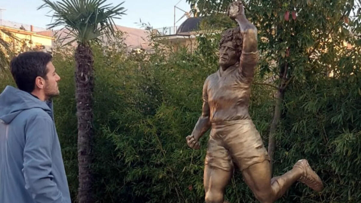 Palma Campania, rubato il pallone alla statua di Maradona - 