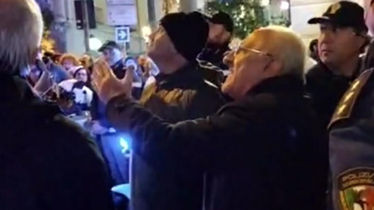 L'albero non si accende, De Luca arrabbiato manda via i pompieri - 