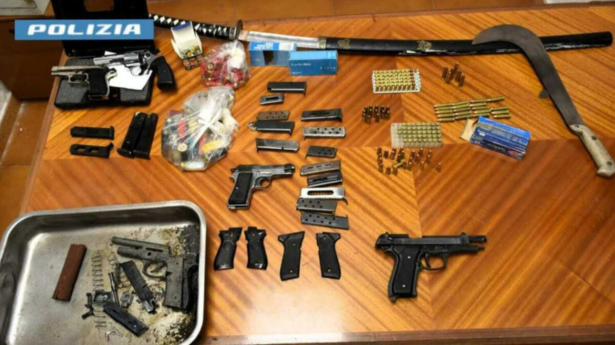 Pistole, katana e roncola in casa: arrestato a Ottaviano - 