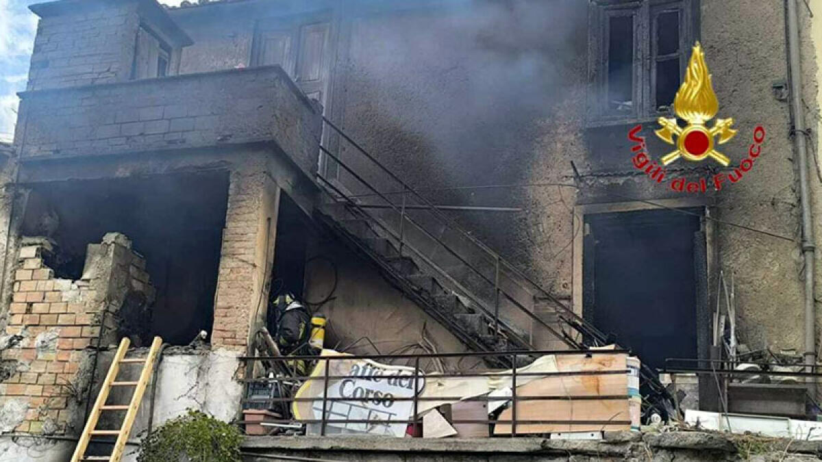 Incendio divora palazzina - 