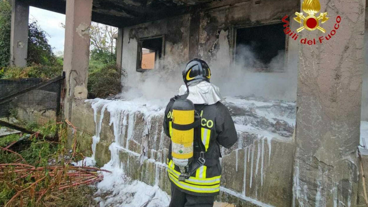Fiamme a Scafati, a fuoco l'ex cotonificio - 
