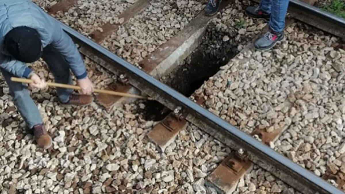 Eav, profonda buca sul percorso blocca la Cumana - 