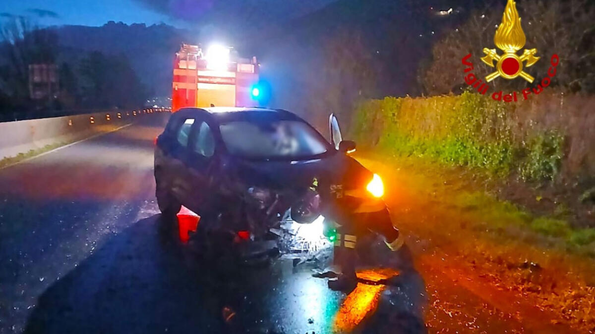 Finisce contro il guardrail, donna in ospedale - 