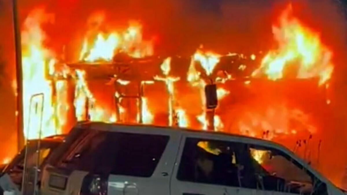 Autobus in fiamme, ci sono danni anche alle case - 