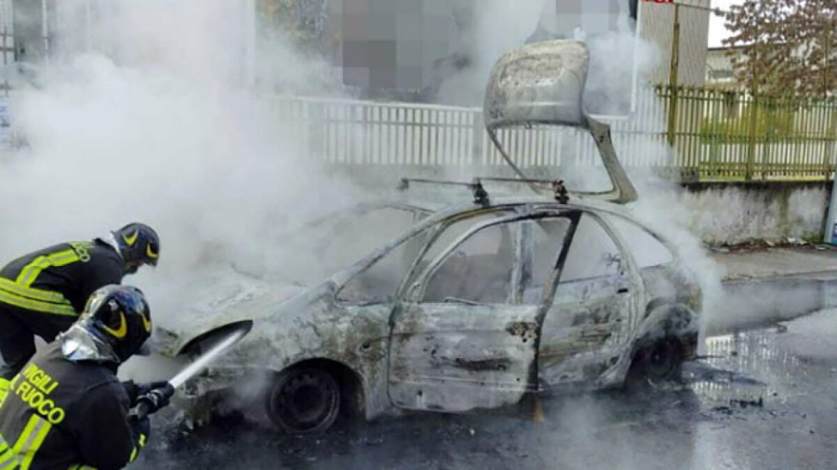 Auto divorata dalle fiamme davanti alla scuola - 