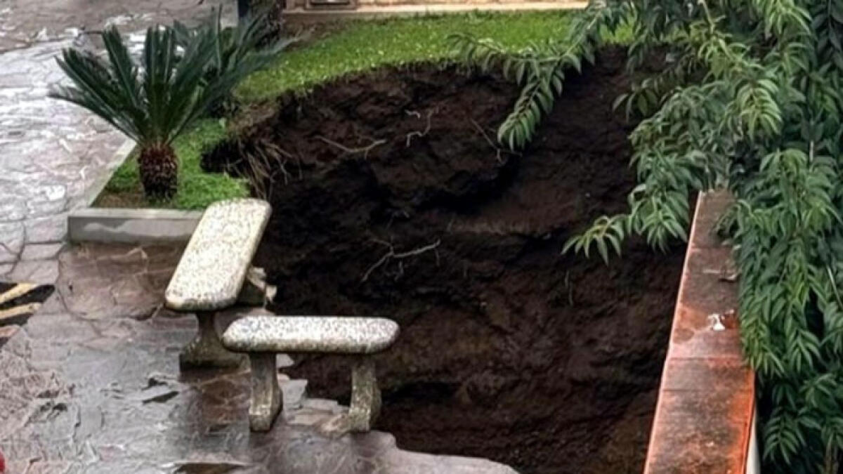 Esplode condotta idrica, famiglie evacuate e voragine enorme - 