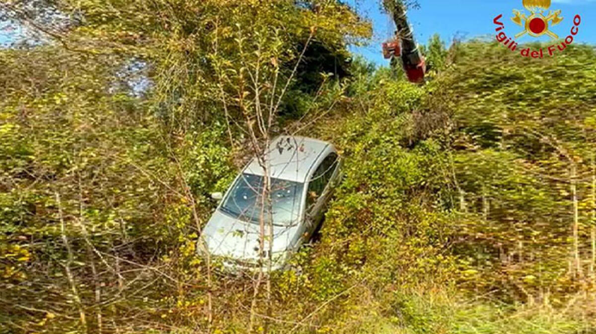 Auto nella scarpata, a bordo un 21enne - 