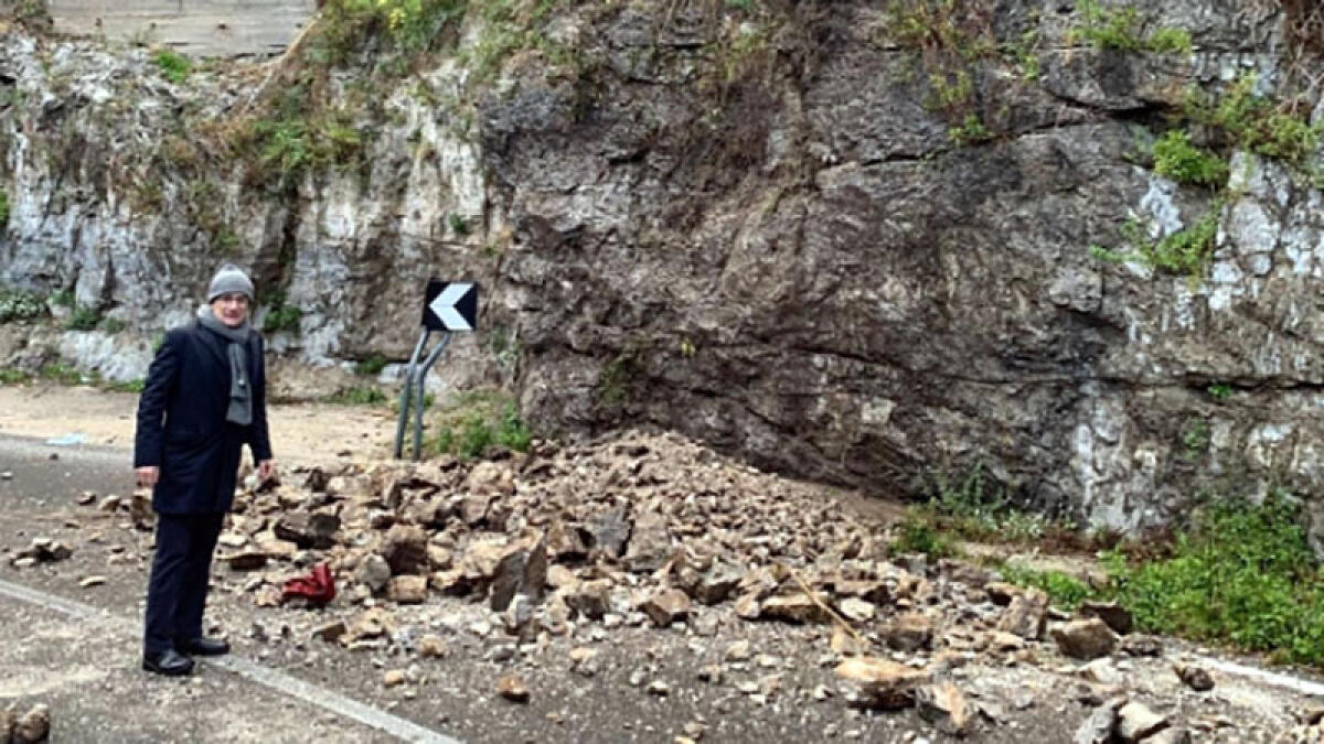 Il maltempo fa crollare un muro sulla Statale - 
