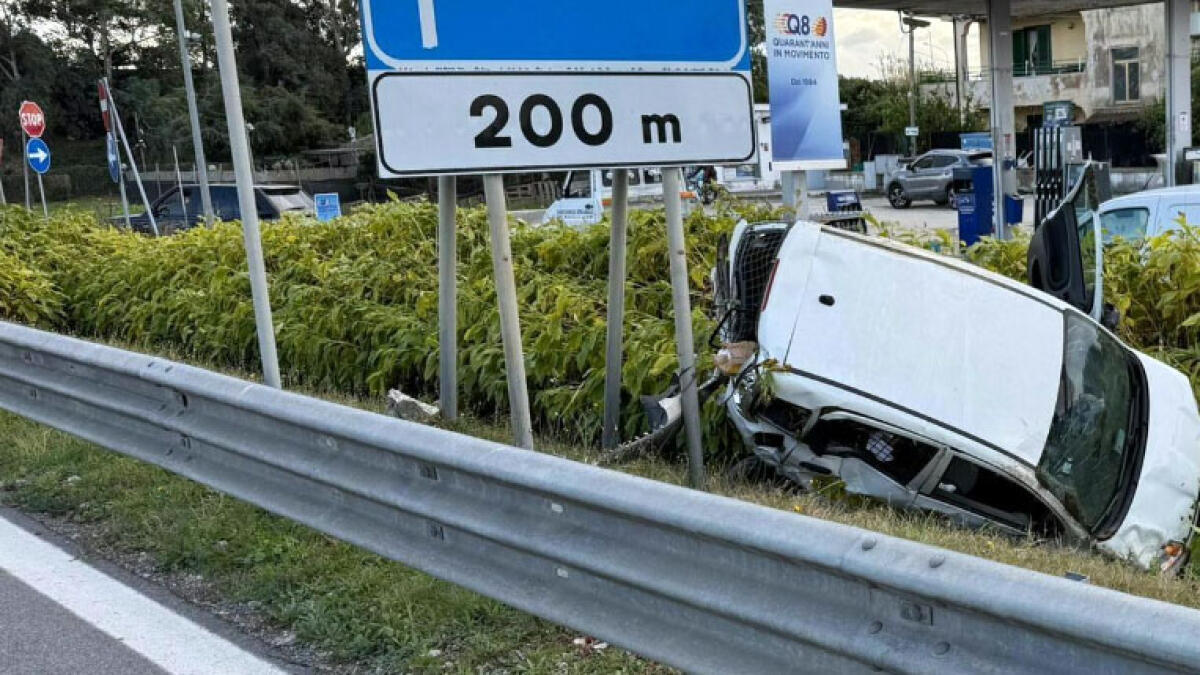 Ladri scappano e provocano incidente - 