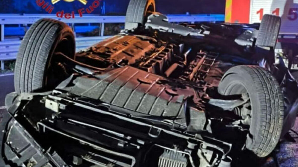 Si ribalta con l'auto e muore - 