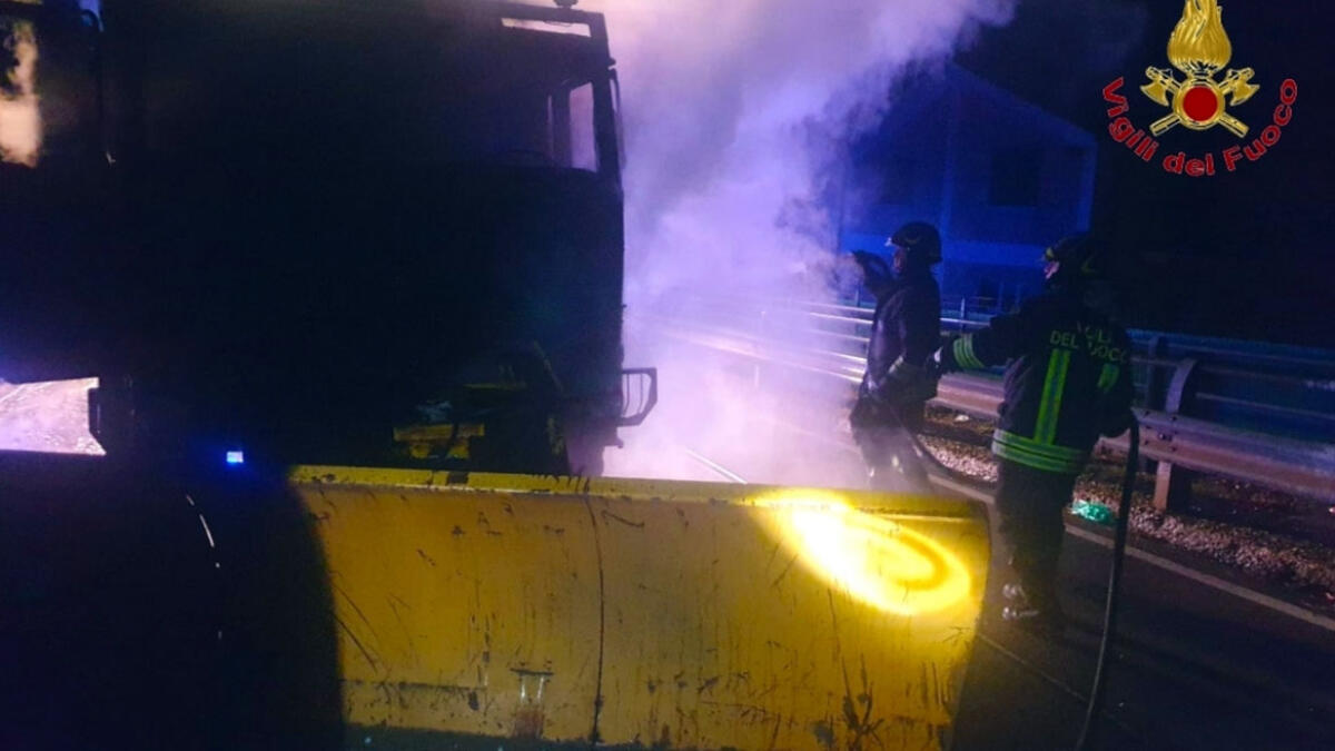 Ora in Campania prende fuoco anche la macchina spalaneve - 