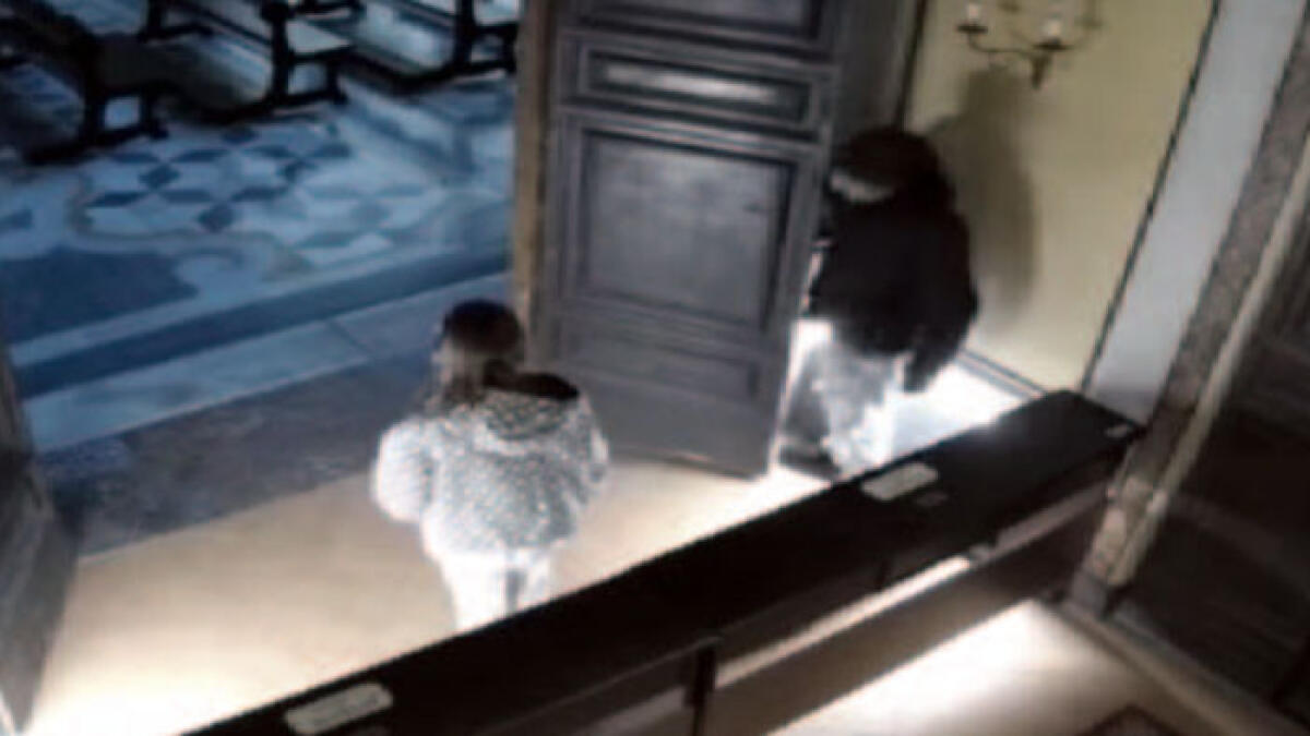 La follia del turista che urina in chiesa - 