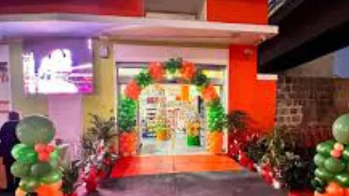 Vetrine distrutte, razzia di liquori e spumanti - 