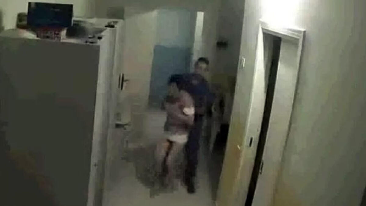 Anziani legati ai letti nella casa di riposo - 