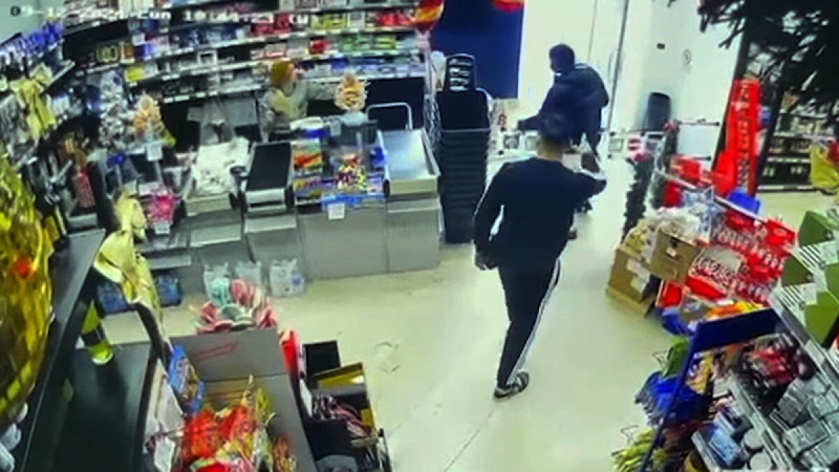 Ruba liquori nel market, minaccia tutti e viene subito scarcerato - 