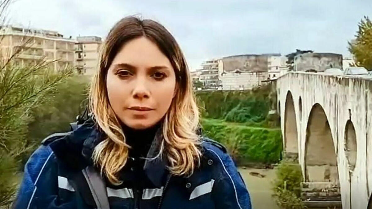 Vigilessa tira fuori giovane donna dal fiume e le salva la vita - 