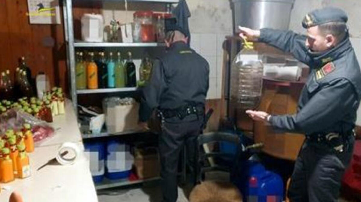 Mille litri di alcolici nella fabbrica di liquori clandestina - 