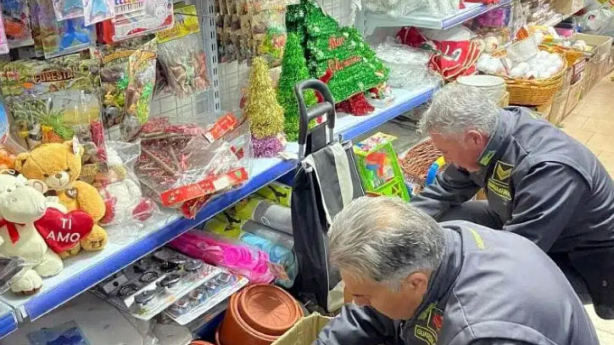 Sequestrati 11mila articoli di Natale nocivi per la salute - 