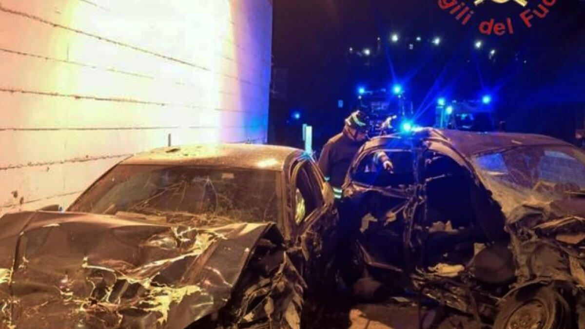 Scontro tra auto, muore a 15 anni - 