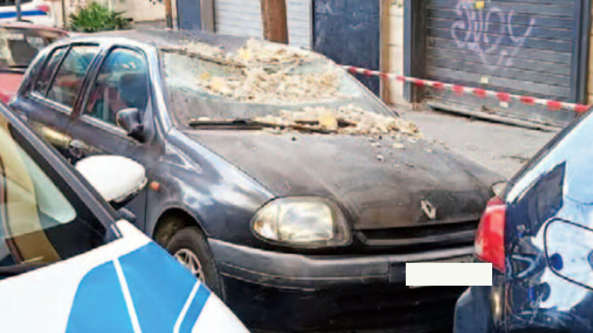 Crollano calcinacci, auto sfondata - 