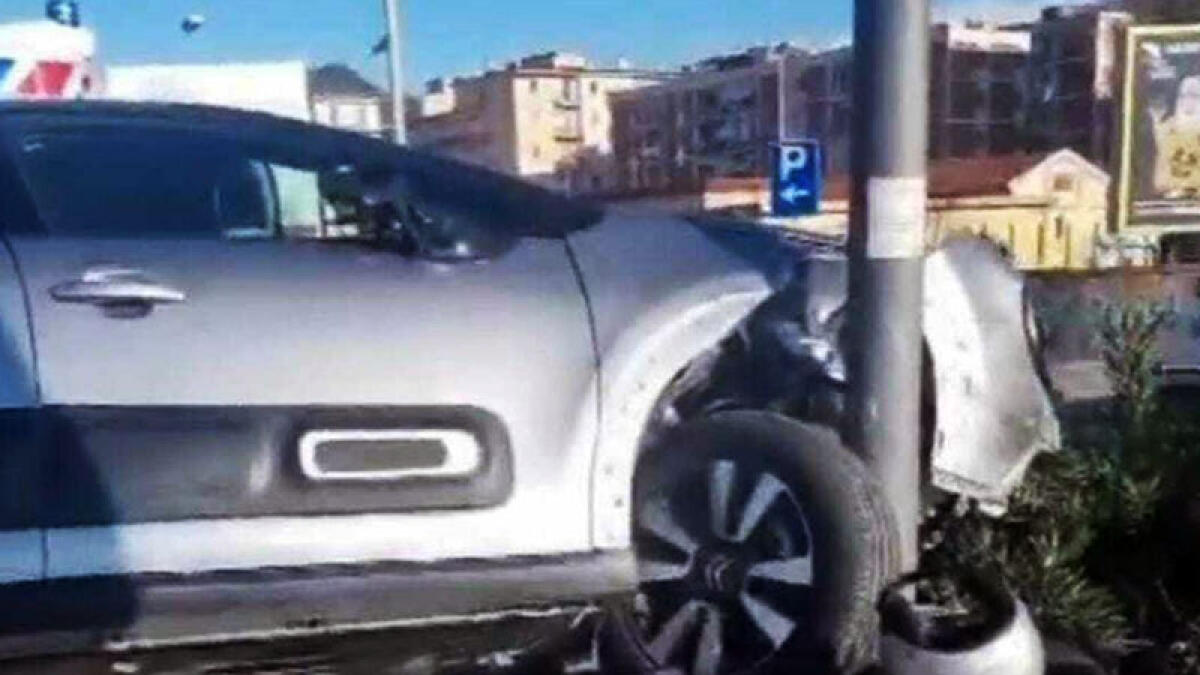 Auto travolge scooter e va sbattere contro un palo della luce - 