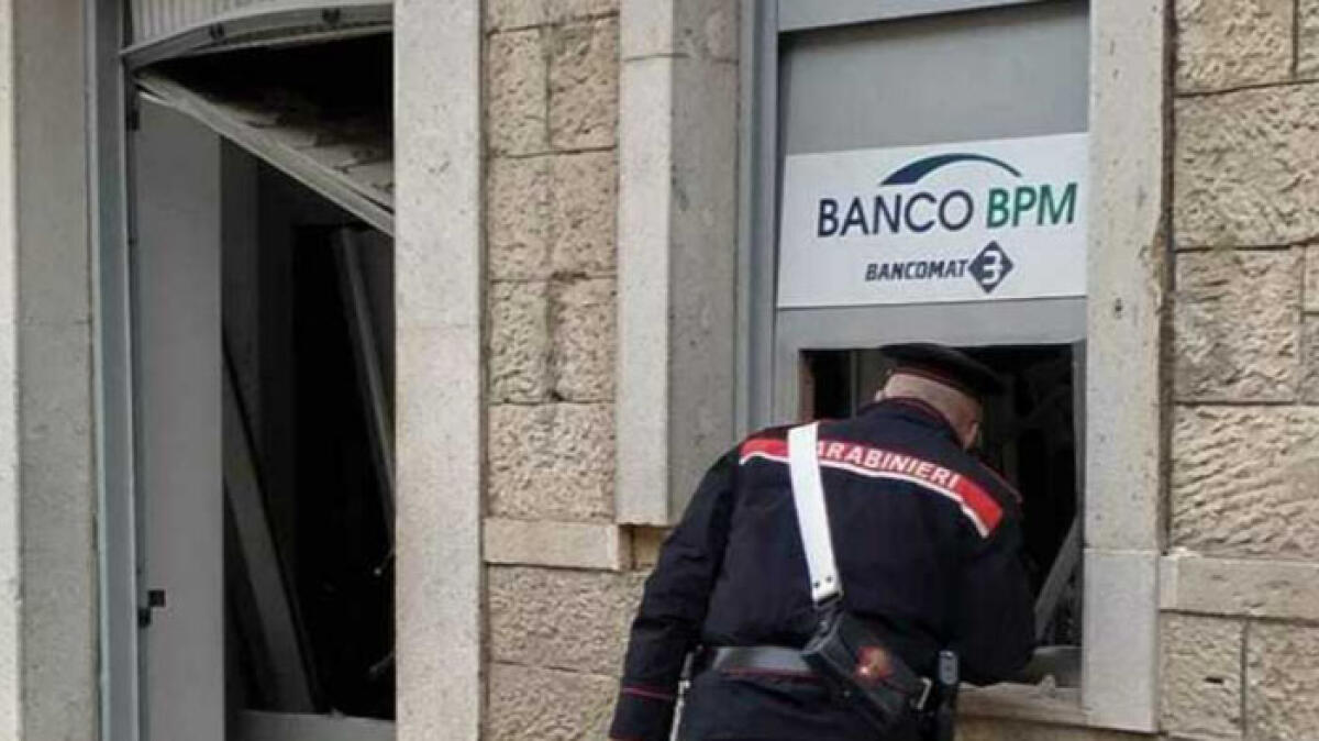 Fanno esplodere il bancomat con "il metodo della marmotta" - 