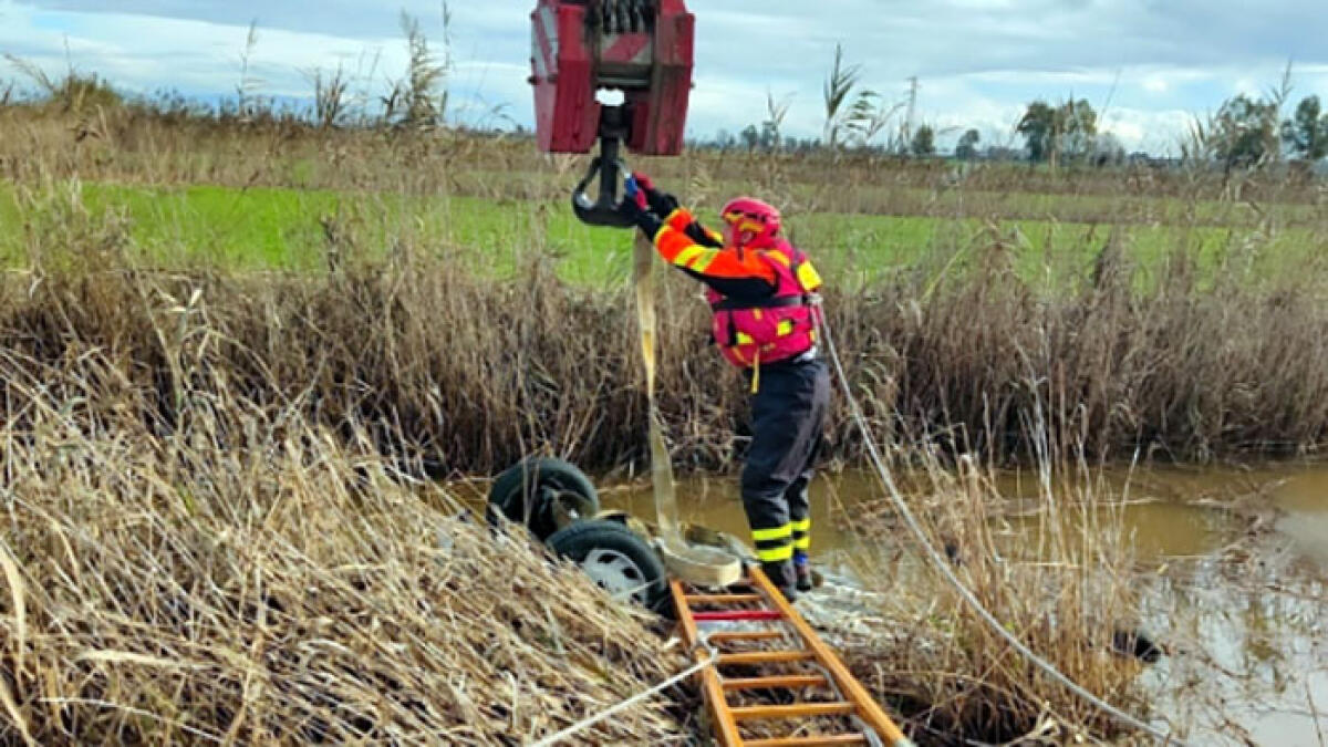 Con l'auto nel canale, muore una donna - 