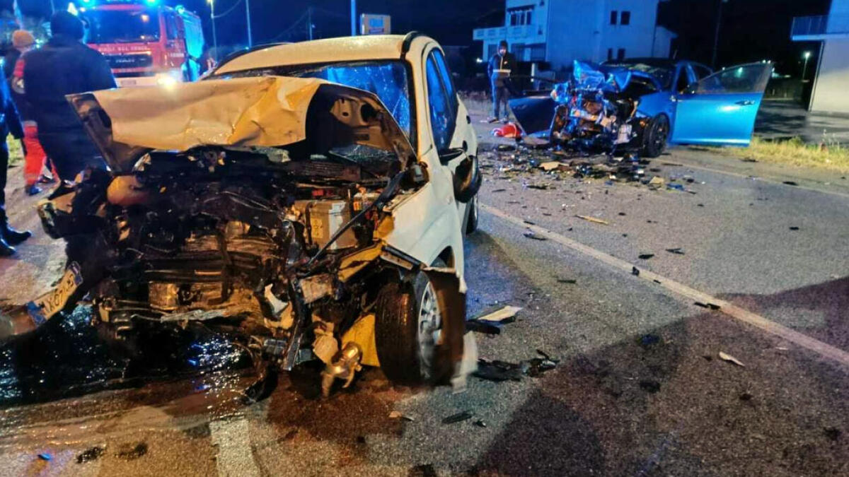 Incidente frontale: giovani incastrati tra le lamiere - 