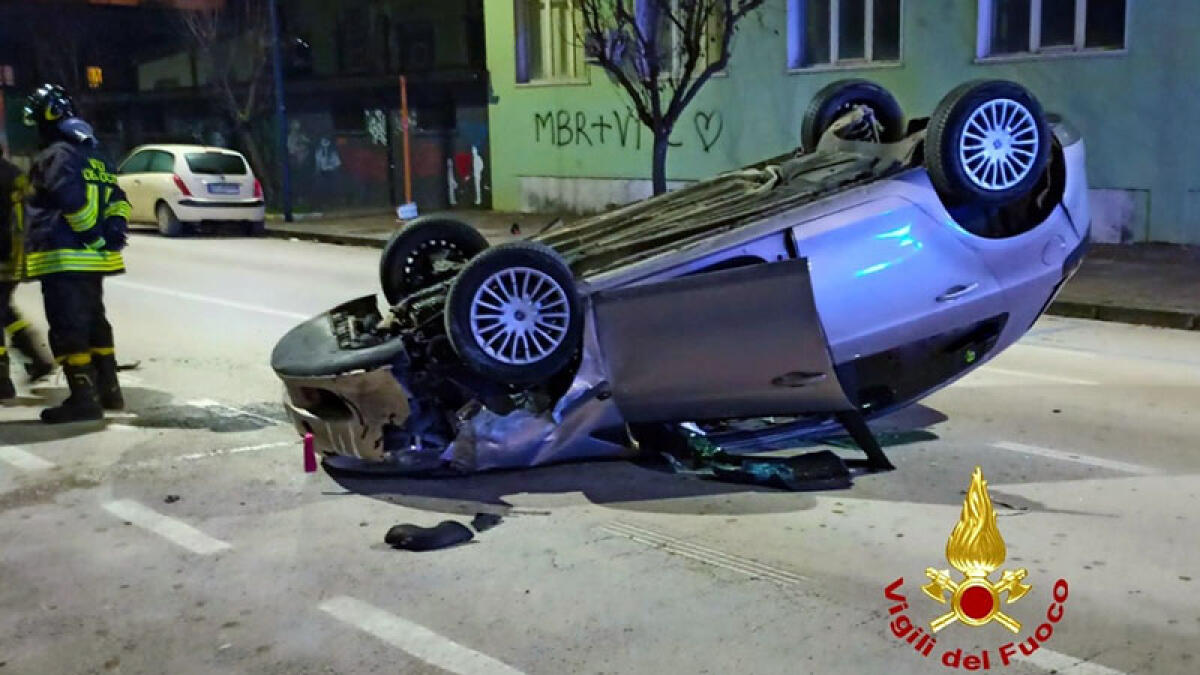 Si ribalta con l'auto e finisce in ospedale - 