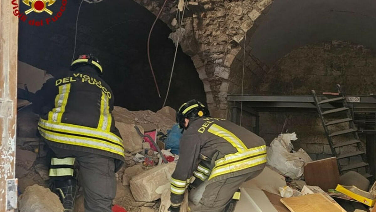 Crolla solaio, donna grave e famiglie evacuate - 