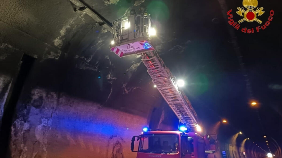 Calcinacci sulle auto nella galleria del Raccordo - 