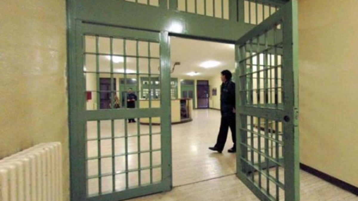 Detenuto prende a morsi un agente - 