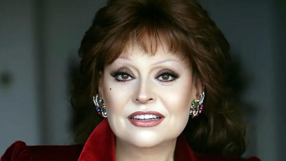 La celebre artista Angela Luce si ritrova i ladri in casa - 