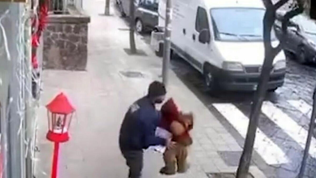 Rubano un Babbo Natale e vengono ripresi in un video - 