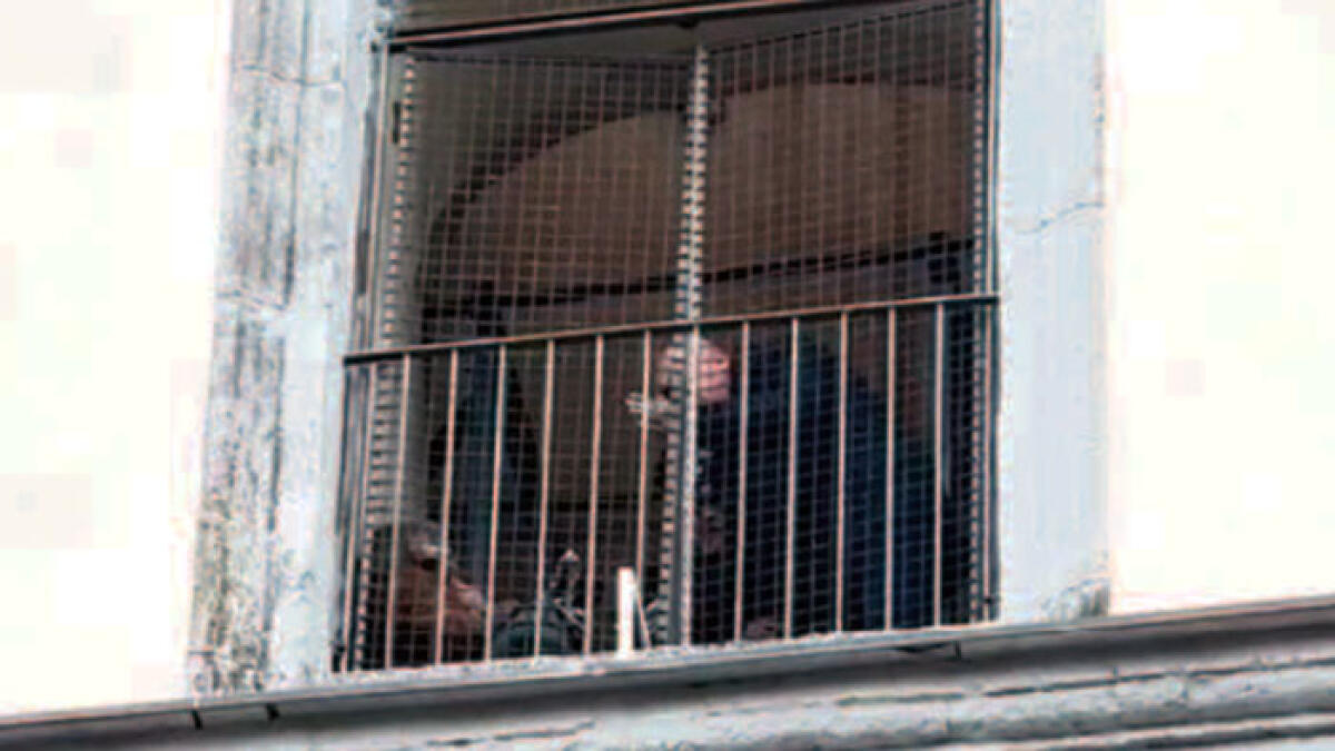 Protesta per l'ospedale, donna si incatena alla ringhiera - 