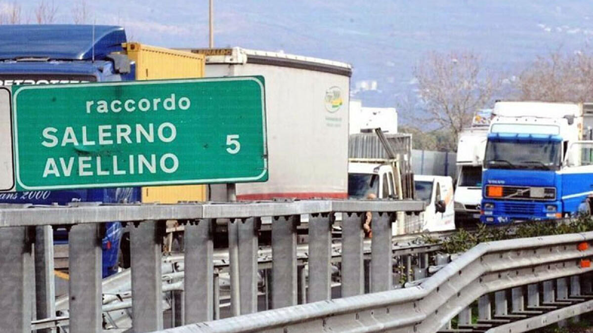 Camion si schianta contro un ponte sul Raccordo - 