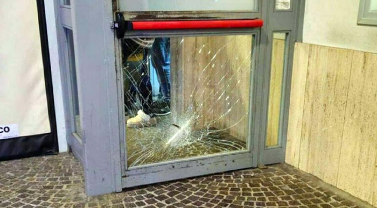 Picchia tre operatori sanitari, arrestato perché non vuole più aspettare in ospedale - 