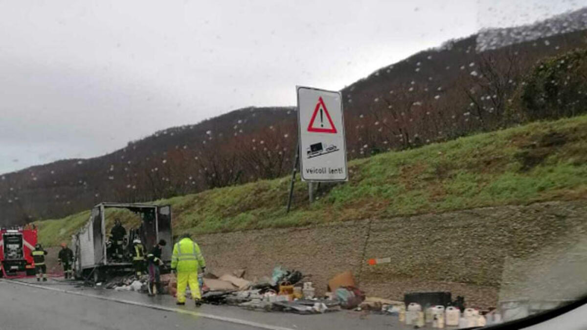 Furgone a fuoco sull'A16 - 