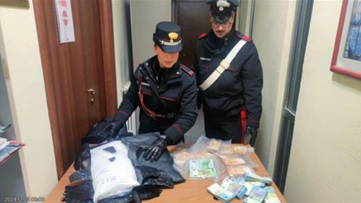 Doppiofondo nella valigia: all'interno 11 chili di droga - 